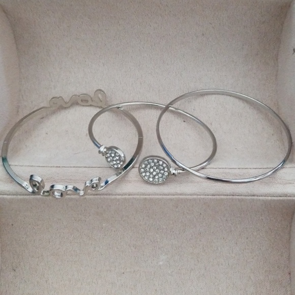 Bracelets - Picture 3 of 5